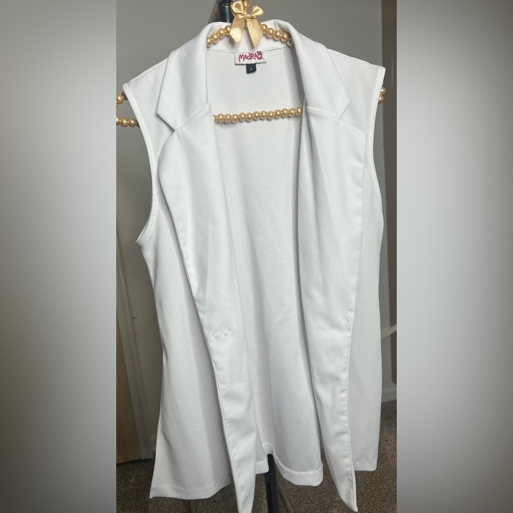 Elegant White Sleeveless Blouse